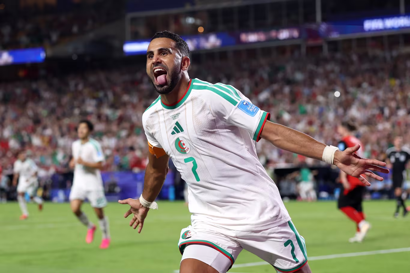 Mahrez brilha, Argélia empata e avança no Grupo J