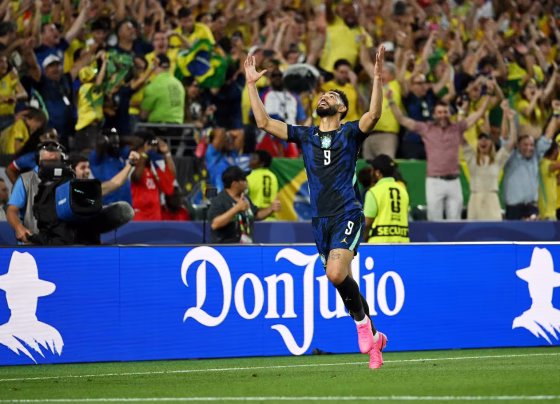 Matheus Cunha comemora um dos gols da vitória brasileira sobre o Haiti - Foto: Shaun Botterill/FIFA via Getty Images