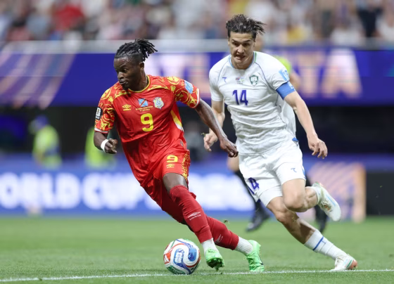 RD do Congo venceu o Uzbequistão de virada e avançou ao mata-mata da Copa - Foto: Fifa