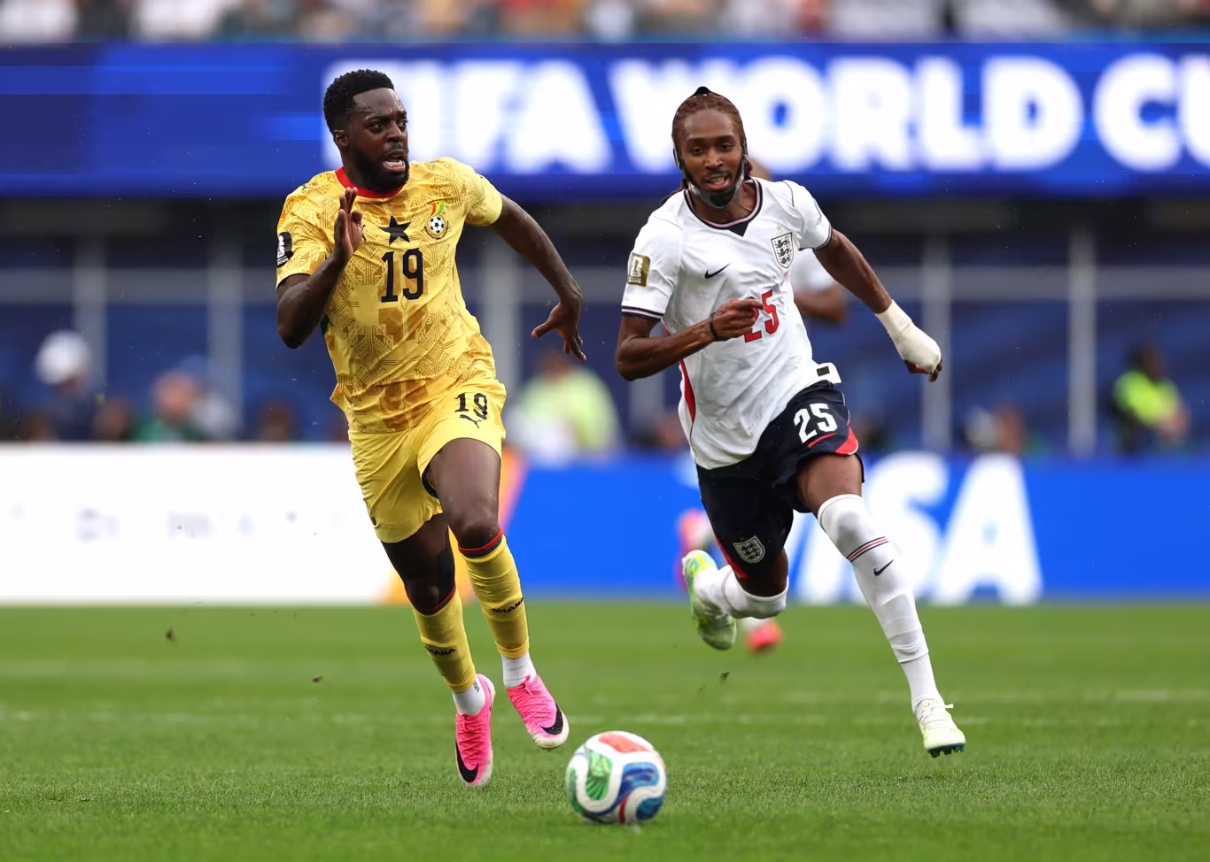 Gana segura Inglaterra e deixa liderança do grupo em aberto
