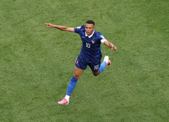 Mbappé comemora um dos gols que garantiram a classificação da França às oitavas - Foto: FIFA