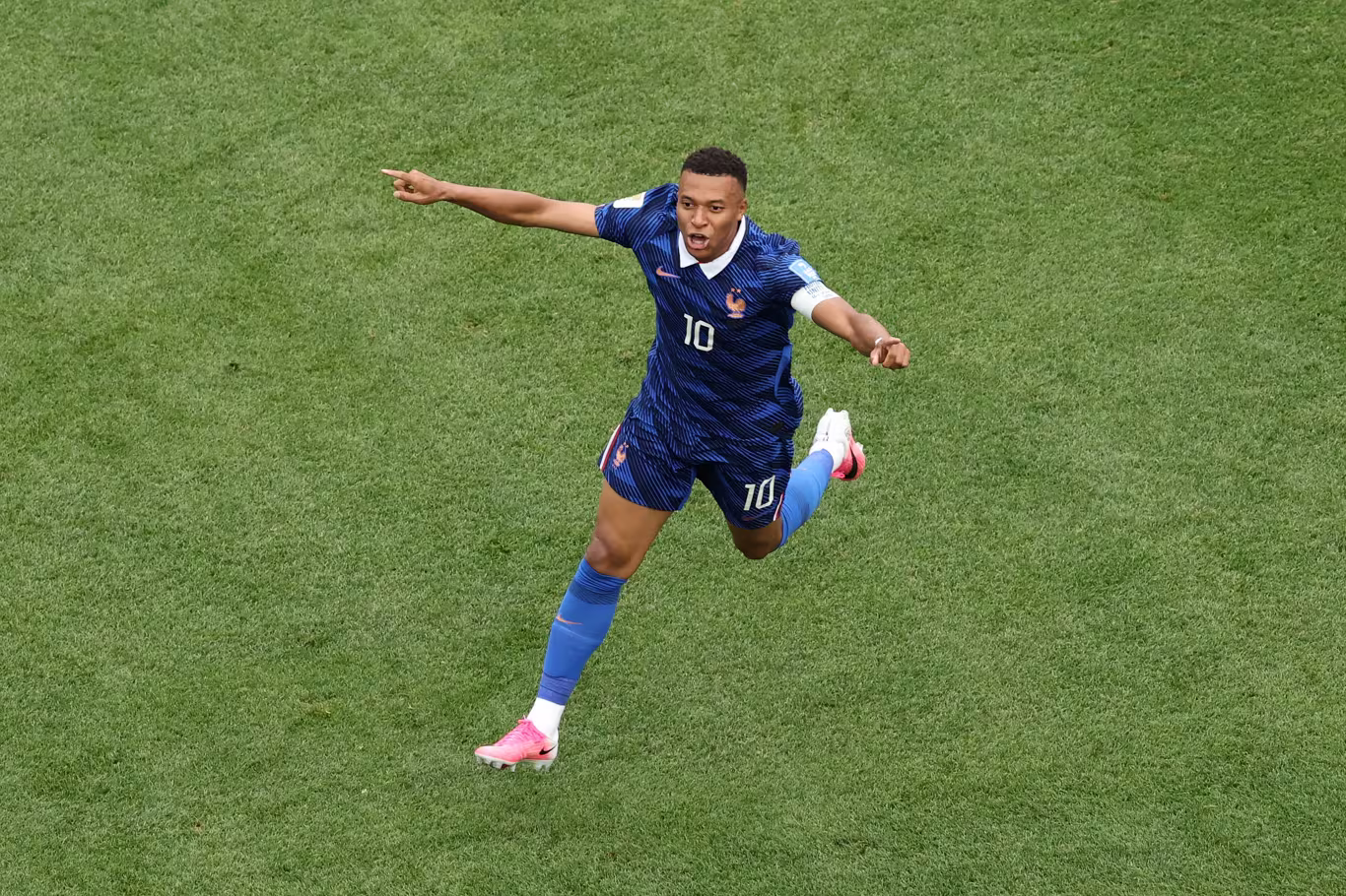 Mbappé marca dois, França vence Iraque e garante vaga nas oitavas