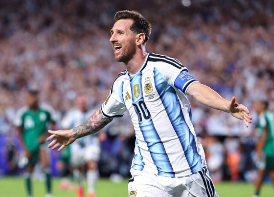 Messi marcou três vezes e comandou a vitória da Argentina na estreia da Copa - Foto: FIFA