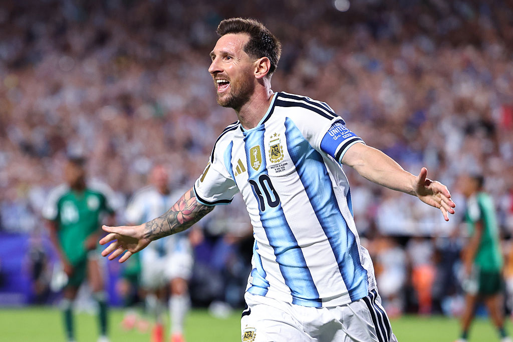 Messi faz três, iguala recorde de Klose e lidera vitória argentina