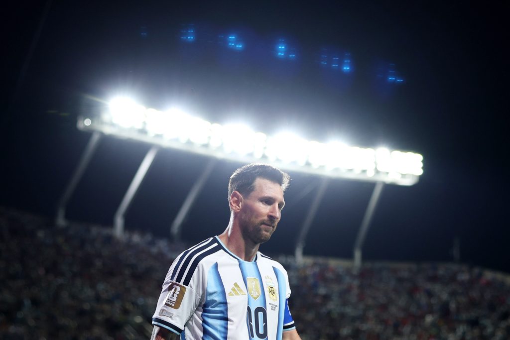 Atuação histórica de Messi garantiu os primeiros pontos da seleção argentina - Foto: FIFA