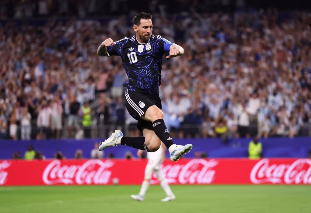 Lionel Messi saiu do banco e marcou na vitória da Argentina sobre a Jordânia - Foto: Fifa
