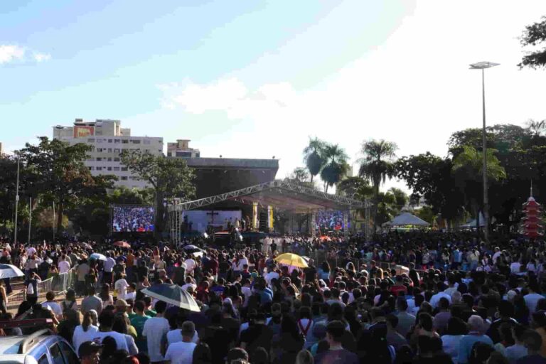 Celebração reúne missa campal, procissão e show católico em Campo Grande - Foto: Helder Carvalho/Midiamax
