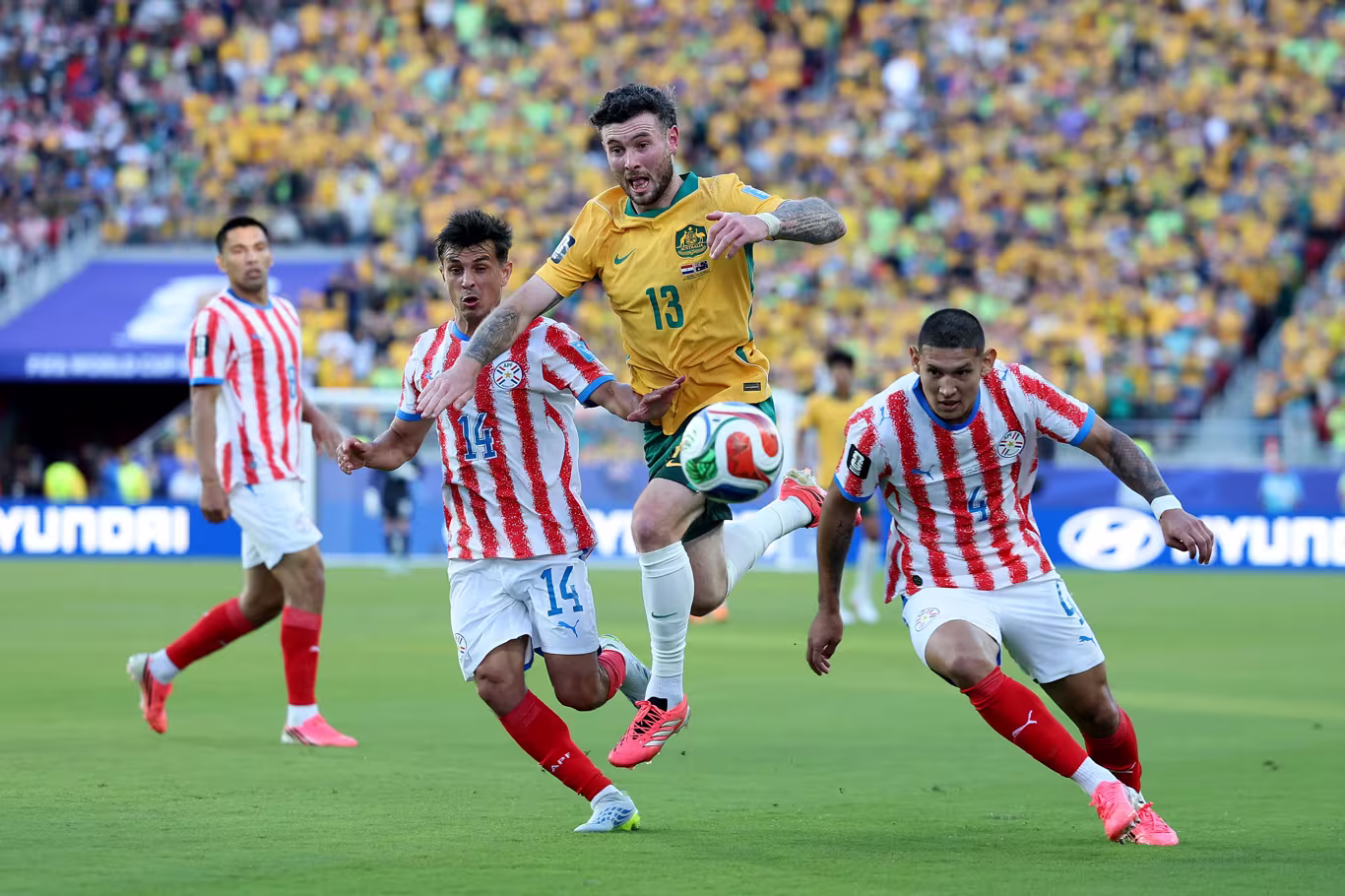 Austrália empata com Paraguai e avança em 2º no Grupo D