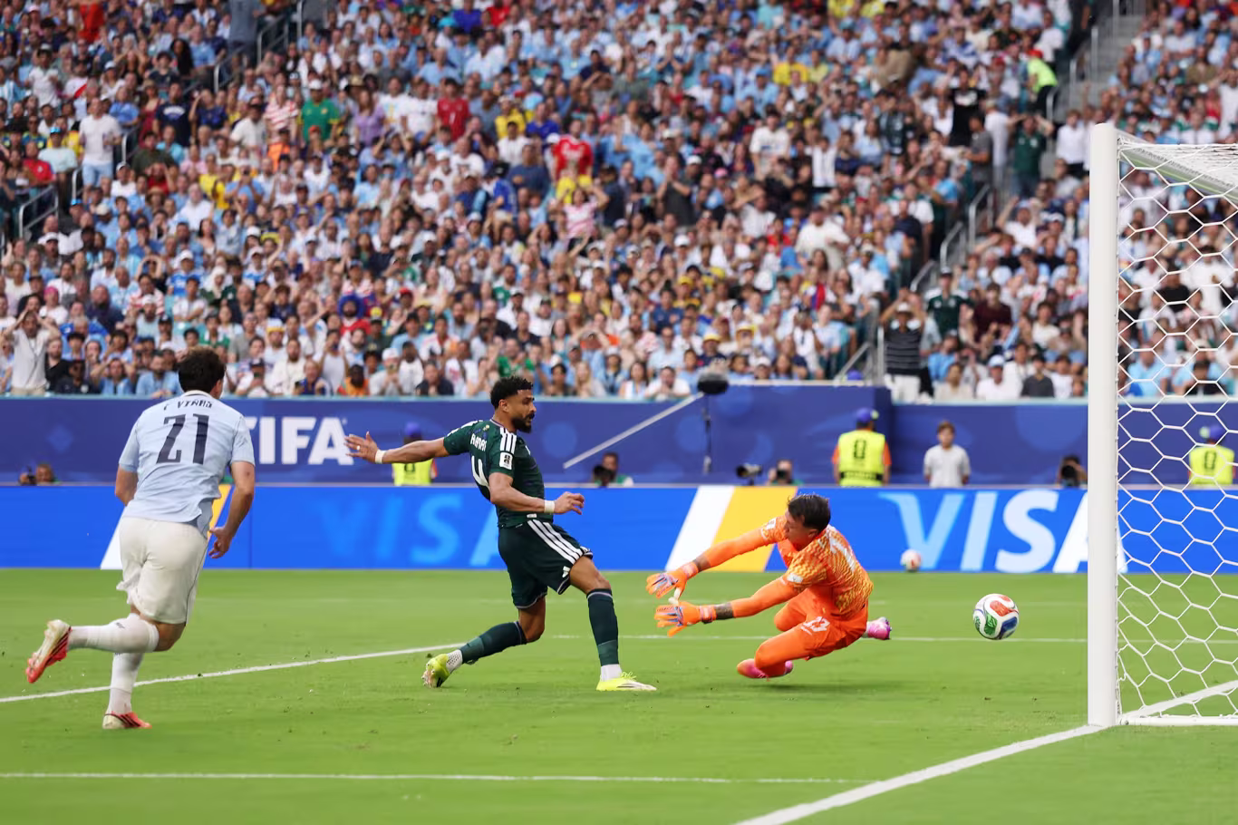 Uruguai busca reação e empata com Arábia Saudita na estreia
