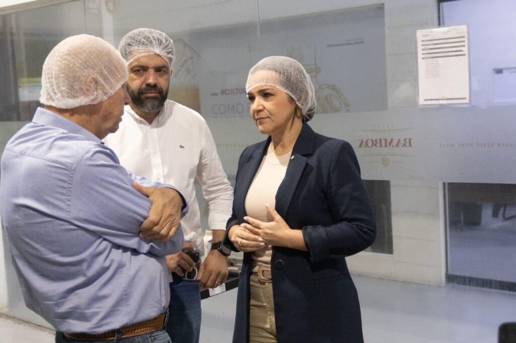 Prefeita Adriane Lopes durante a visitação à fábrica beneficiada (Foto: Elias Campos)