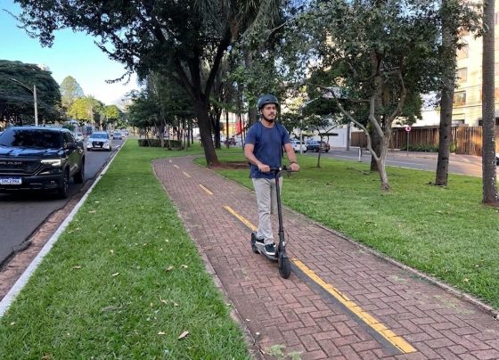 Patinetes elétricos passam a dividir espaço com bicicletas nas ciclovias da Capital - Foto: CG Notícias