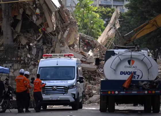 Equipes de socorro trabalham em meio aos escombros após tremores de grande magnitude na Venezuela - Foto: Juan Barreto/AFP