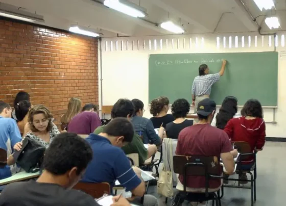Instituições privadas têm até o fim desta segunda-feira para aderir ao Fies do segundo semestre - Foto: Arquivo/Agência Brasil