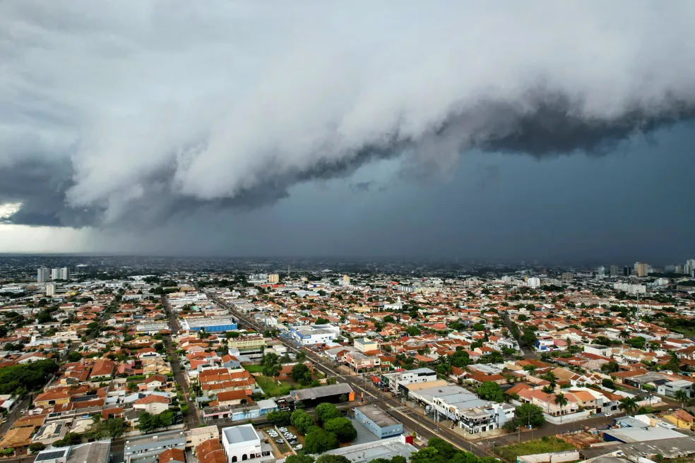 Defesa Civil emite aviso de chuva forte e ventos intensos em Campo Grande