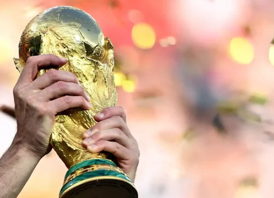 Troféu da Copa do Mundo voltará a ser disputado em 2030, em seis países de três continentes - Foto: Dylan Martinez