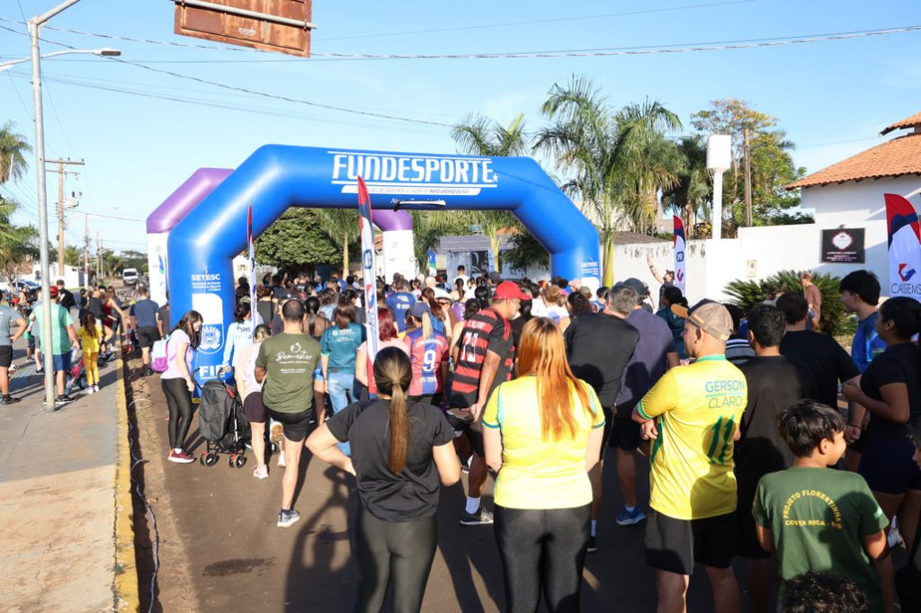 Participantes enfrentaram o frio para correr e caminhar no Parque Ecológico de Costa Rica - Foto: Wagner Guimarães