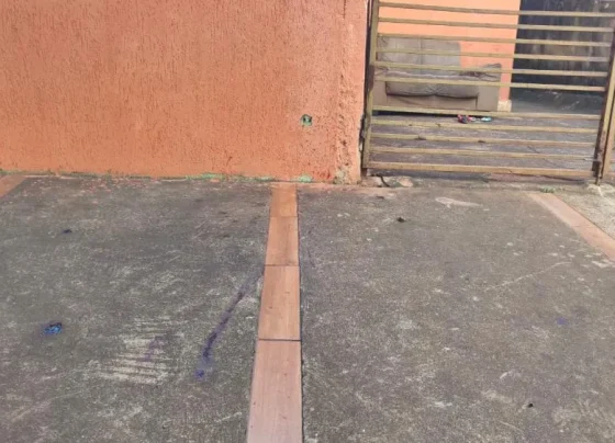 Marcas de sangue ficaram na calçada em frente à casa onde Bruno foi encontrado - Foto: Leandro Holsbach
