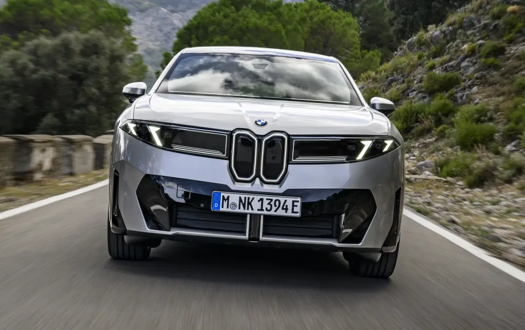 BMW iX3 chega ao Brasil com autonomia de 570 km por R$ 582.950