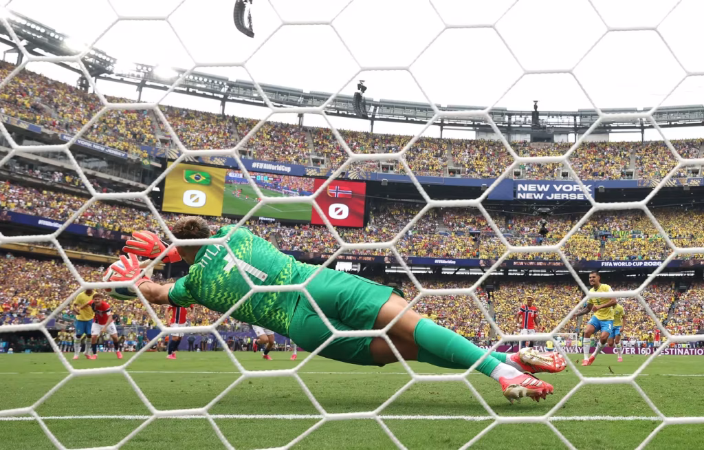 Orjan Nyland defendeu pênalti de Bruno Guimarães e foi decisivo para a Noruega - Foto: Fifa