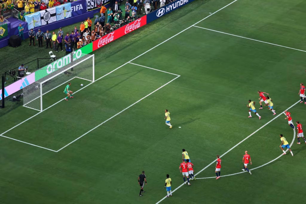 Neymar descontou de pênalti nos acréscimos, mas a Seleção não conseguiu empatar - Foto: Fifa
