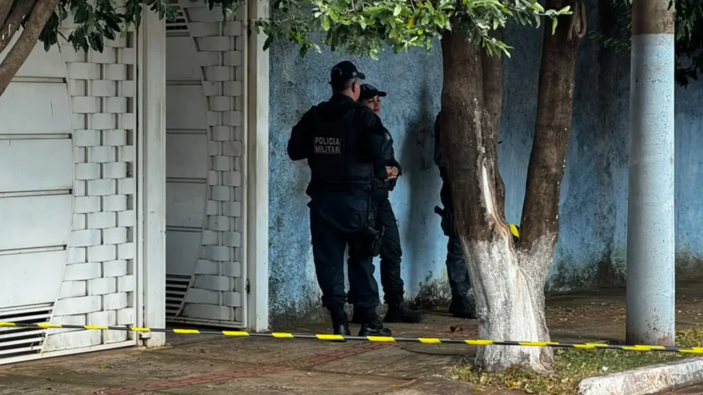 Equipes policiais atenderam a ocorrência em uma residência na Vila Bandeirante - Foto: Léo de França/Midiamax