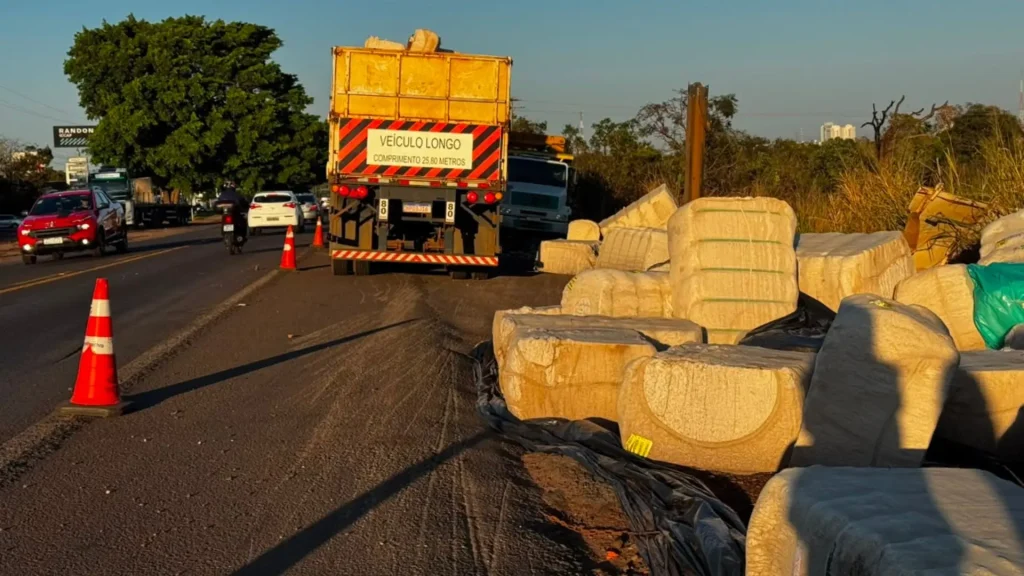 Carga de algodão permanece às margens da BR-163 quatro dias após o acidente - Foto: Pietra Dorneles, Jornal Midiamax