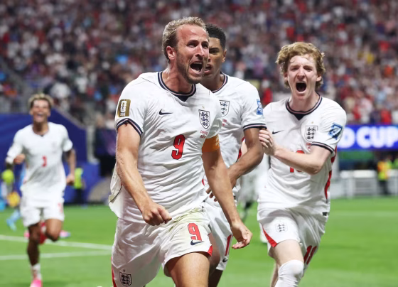 Harry Kane marcou duas vezes e garantiu a virada da Inglaterra sobre a RD do Congo - Foto: Fifa