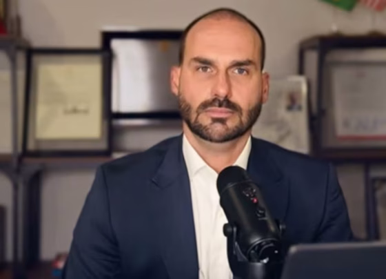 Eduardo Bolsonaro vive nos Estados Unidos desde fevereiro de 2025 - Foto: @SBT News via YouTube