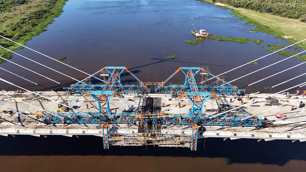 O “beijo das aduelas”, como é chamada a união das duas estruturas da obra de arte, encerra a construção do tabuleiro da ponte. Foto: Willian Cardozo/Itaipu Binacional/Divulgação