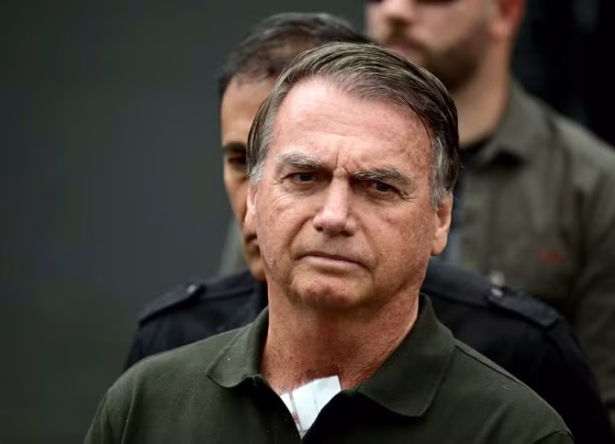 Ex-presidente Jair Bolsonaro cumpre prisão domiciliar humanitária desde março - Foto: Pablo Porciuncula/AFP
