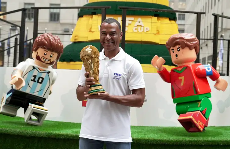 Cafu observa réplica da taça feita de Lego durante evento promocional em Nova York - Foto:. Janis Laizans/Reuters