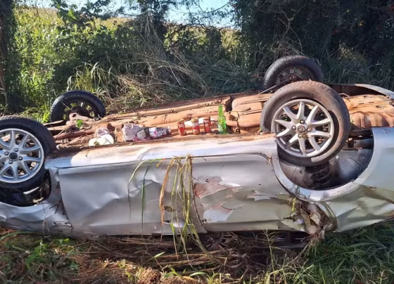 Carro capotou na BR-163 entre Caarapó e Juti e deixou seis pessoas feridas - Foto: Imagens cedidas/Wander Ferreira