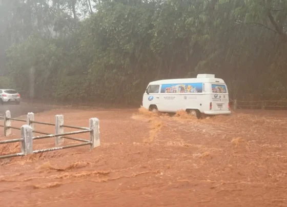 Chuva provocou alagamentos no bairro Santo Eugênio durante a manhã desta quinta-feira - Foto: Pietra Dorneles/Jornal Midiamax