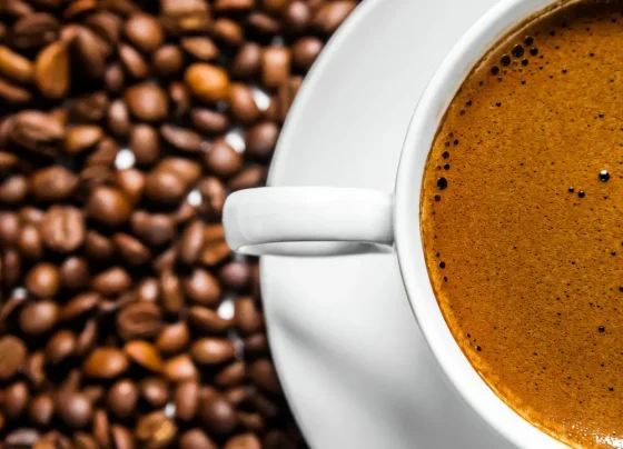 Consumo moderado de café pode estar associado a benefícios para a saúde cardiovascular - Foto: Magnific