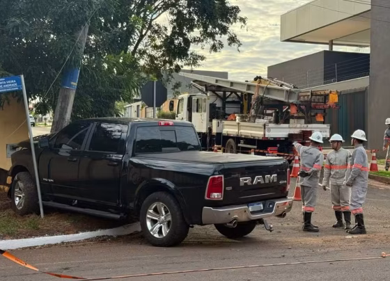 Caminhonete bateu em poste e foi abandonada no Jardim Auxiliadora - Foto: Giovanna Dauzacker/TV Morena