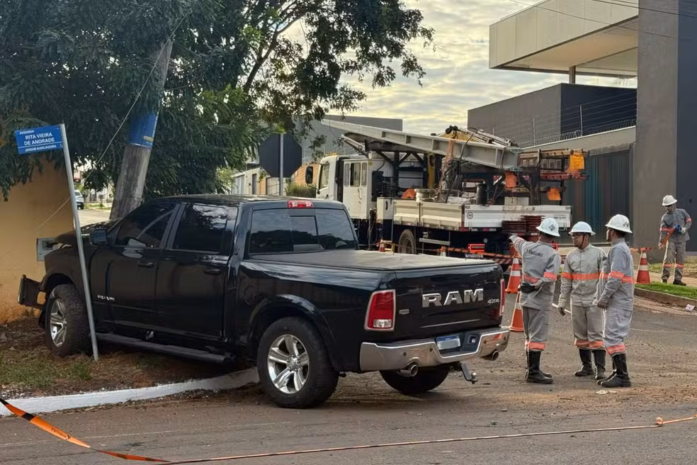 Caminhonete bate em poste e deixa bairro sem energia