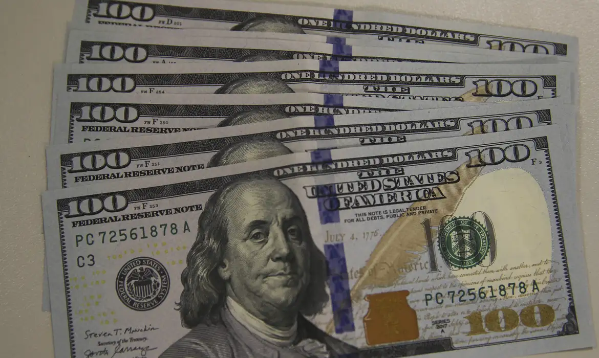 Dólar cai pela terceira vez seguida e atinge menor nível em quase três semanas, enquanto Ibovespa recua