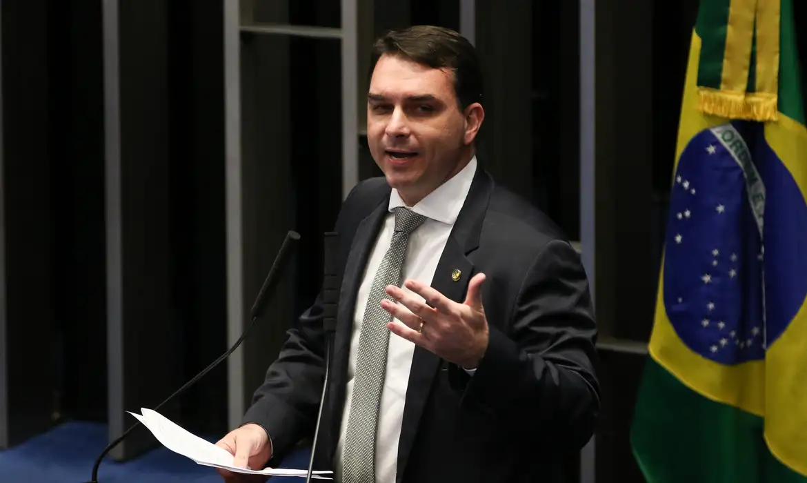 PGR quer ouvir Flávio Bolsonaro em caso sobre Lula