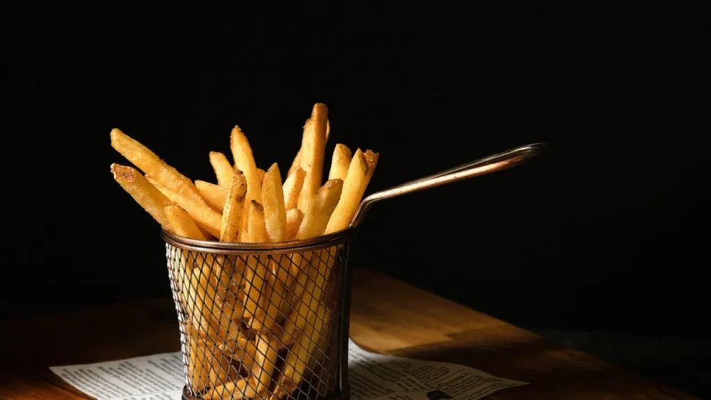 Batatas fritas podem conter acrilamida formada durante o aquecimento em altas temperaturas - Foto: Mitchell Luo/Unsplash