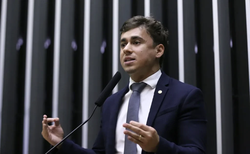 Nikolas Ferreira afirmou que decisão de Moraes pode favorecer a pré-campanha de Flávio Bolsonaro - Foto: Kayo Magalhães/Câmara dos Deputados