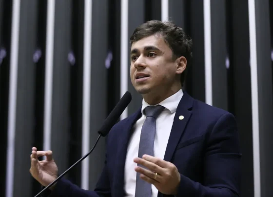 Nikolas Ferreira afirmou que decisão de Moraes pode favorecer a pré-campanha de Flávio Bolsonaro - Foto: Kayo Magalhães/Câmara dos Deputados