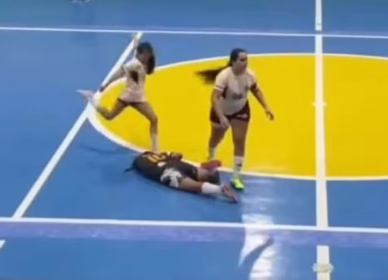 Jogadora chutou duas vezes a cabeça de uma adversária caída durante partida de futsal - Foto: Reprodução