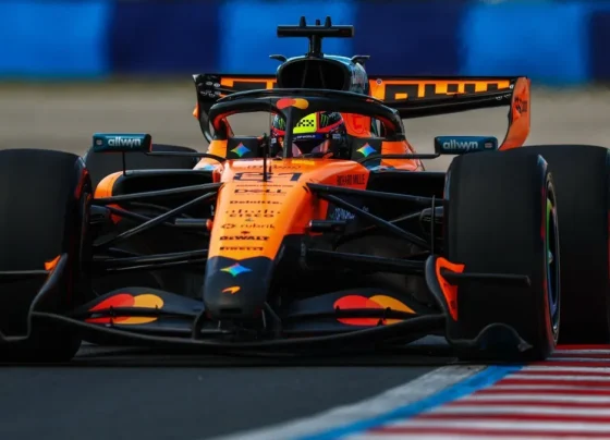 Lando Norris conquistou a primeira pole position dele na temporada de 2026 - Foto: Reprodução/X/@McLarenF1