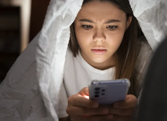 Uso constante do celular pode esconder ansiedade, solidão ou outras dificuldades emocionais - Foto: Magnific