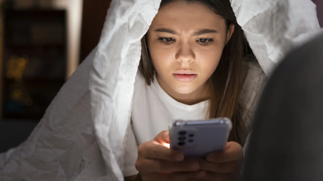 Uso excessivo do celular pode indicar sofrimento emocional em adolescentes