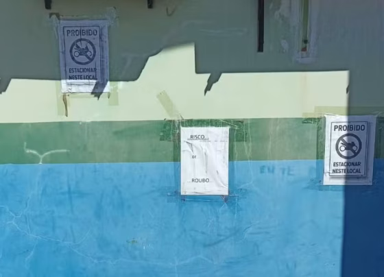 Moradores improvisaram um cartaz para alertar motociclistas sobre furtos em frente ao hospital - Foto: Arquivo Pessoal