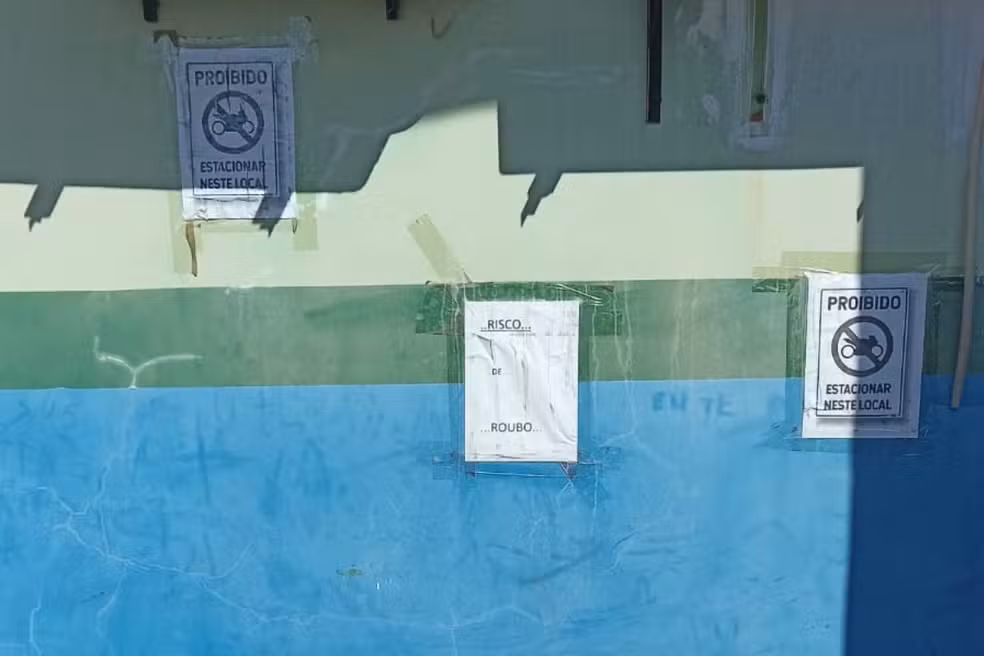 Cartaz improvisado alerta para furtos em frente a hospital de MS