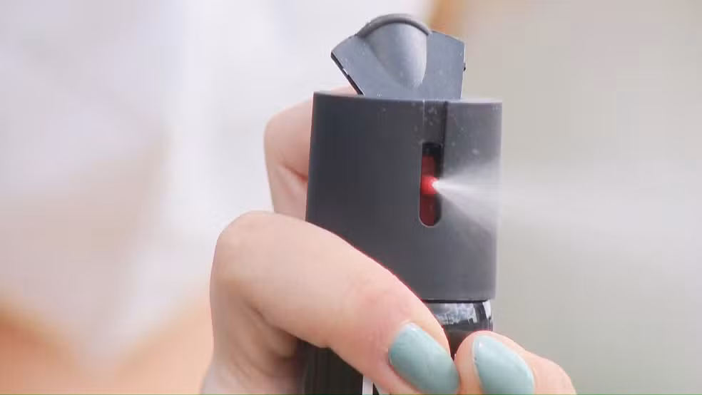 Lei autoriza venda de spray de pimenta para mulheres; veja as regras