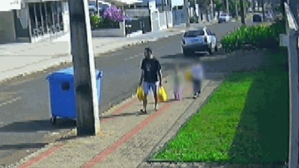 Pai flagrado chutando filha de 3 anos é preso no Paraná