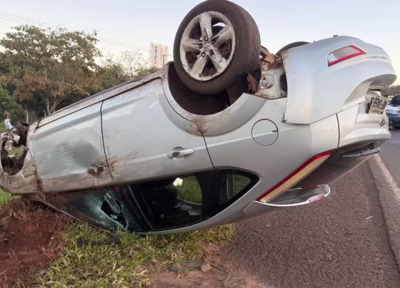 Carro capotou após motorista passar por buraco na Avenida Gury Marques - Foto: TV Morena/Reprodução
